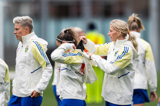 Kosovare Asllani receives help with the GPS from Sofia