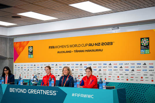 Caroline Graham Hansen, head coach Hege Riise and Maren