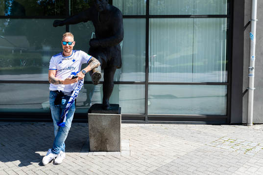 En supporter utanför arenan