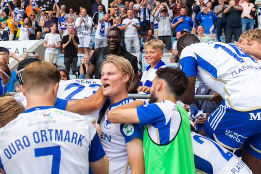 IFK Norrköpings Maic Sema jublar med lagkamrater och sin