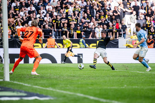 AIKs Mads Døhr Thychosen mot Malmö FFs målvakt Johan