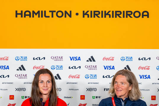 Tuva Hansen and head coach Hege Riise of the Norwegian