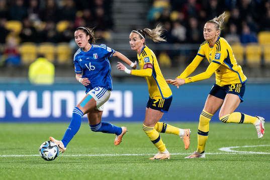 Giulia Dragoni of Italy against Kosovare Asllani and