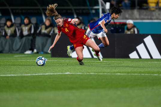 Irene Paredes of Spain and Riko Ueki of Japan