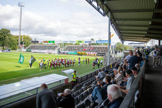 Landskronas och Östersunds spelare gör entré
