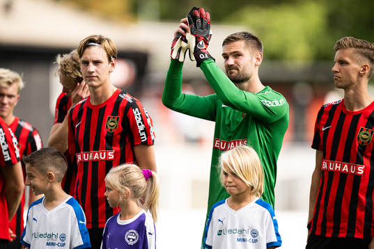 Brommapojkarnas Fredrik Nissen, målvakt Lucas Hägg