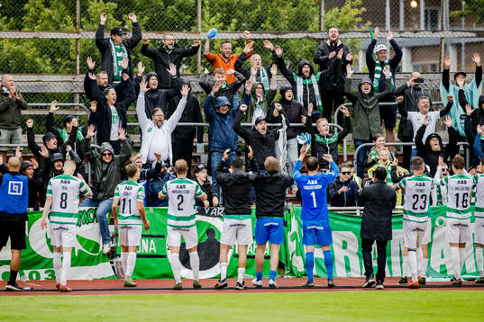 Västerås SKs spelare jublar med fansen