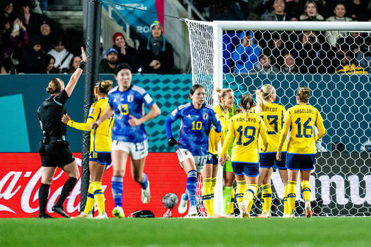 Referee Esther Staubli and players of Sweden