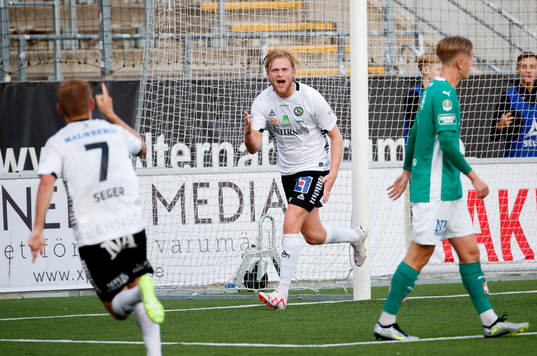 Örebros Kalle Holmberg jublar vid 2-0