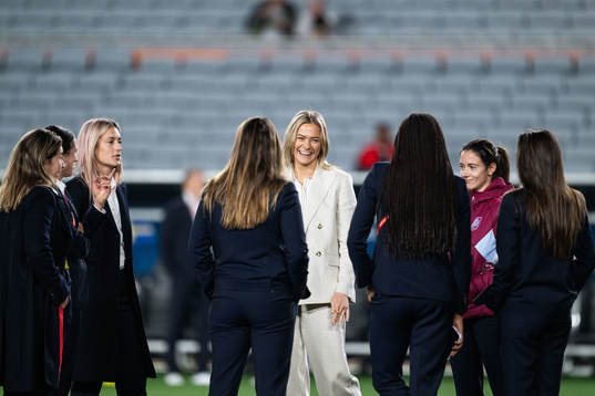 Fridolina Rolfö of Sweden with Alexia Putellas and Aitana