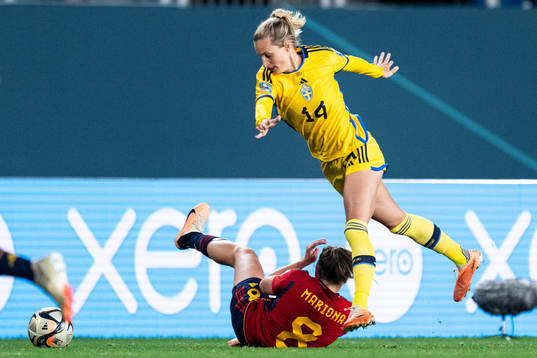 Mariona Caldentey of Spain and Nathalie Björn of Sweden