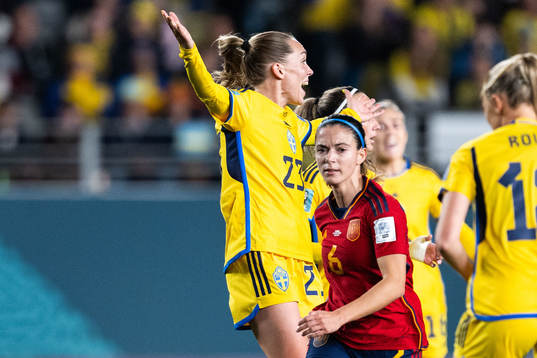 Elin Rubensson of Sweden reacts infront of Aitana Bonmati