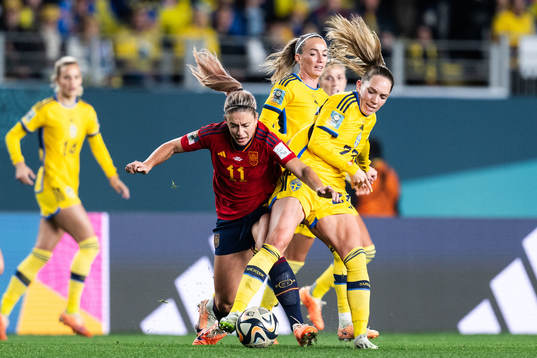 Alexia Putellas of Spain against Kosovare Asllani and Elin