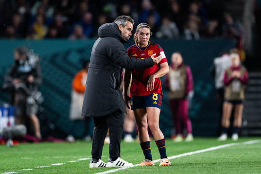 Head coach Jorge Vilda and Mariona Caldentey of Spain