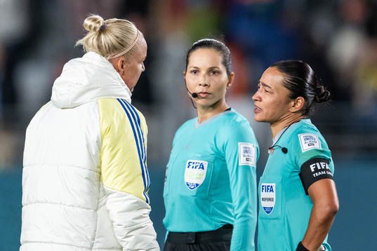 Caroline Seger of Sweden in discussion with referee Edina