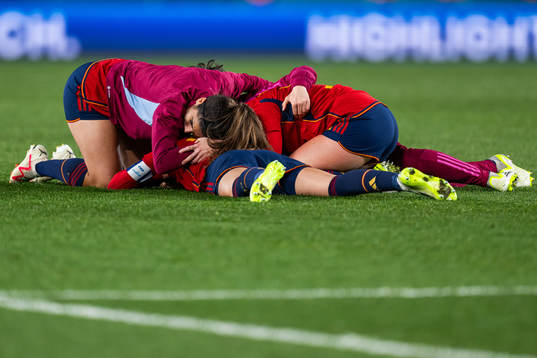 Players of Spain celebrate