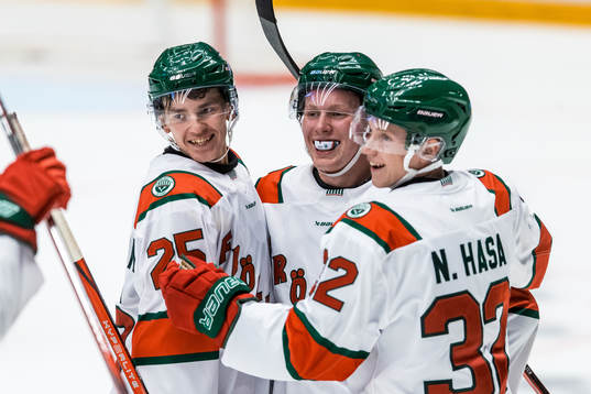 Frölundas Otto Stenberg jublar med Pontus Johansson och