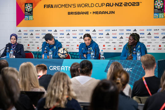 Head coach Tony Gustavsson and Sam Kerr of the Australian