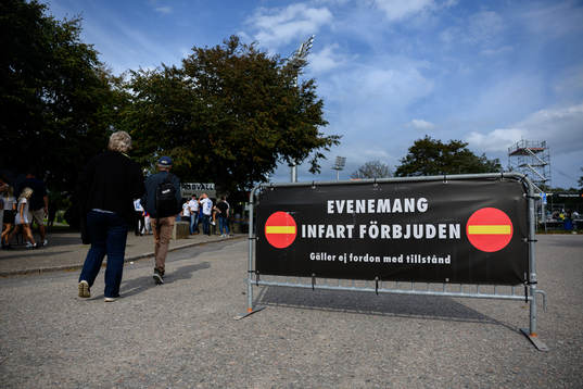 Avspärrning utanför arenan innan fotbollsmatchen i