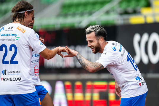 Värnamos Simon Thern och Värnamos Marco Bustos jublar