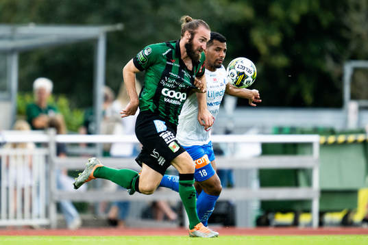 Varbergs Oskar Sverrisson och Värnamos Wenderson Oliveira