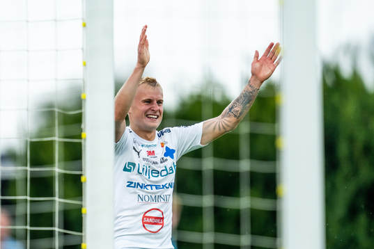 Värnamos Viktor Bergh jublar