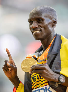 Joshua Cheptegei of Uganda celebrates with his gold medal