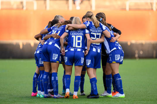 Spelarna samlas innan fotbollsmatchen i Svenska Cupen