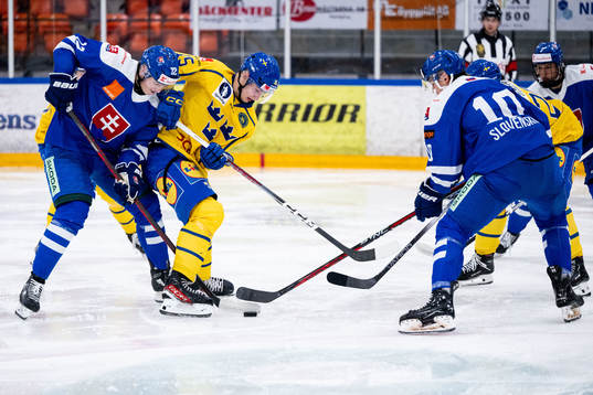 Freddie Larsson of Sweden against Jakub Kopecký ans Leo