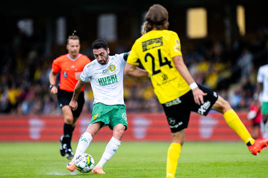 Hammarbys Nahir Besara och Mjällbys Tom Pettersson