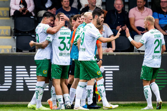 Hammarbys Nahir Besara jublar med lagkamrater