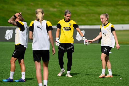 Målvakt Jennifer Falk och Anna Sandberg