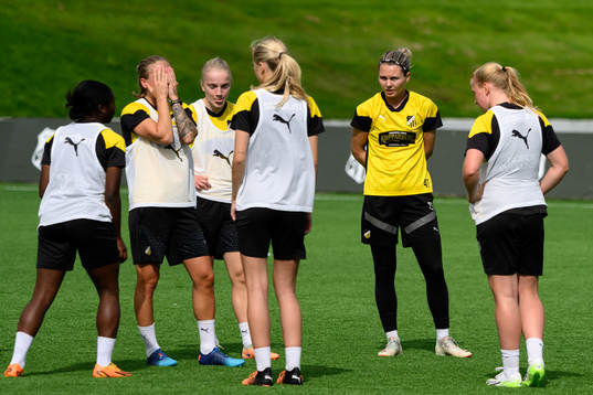 Anna Sandberg och målvakt Jennifer Falk