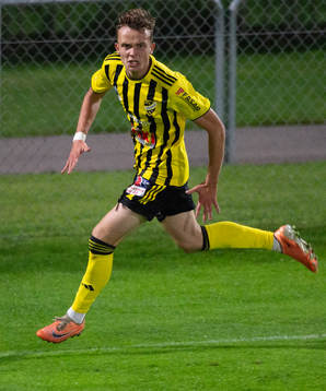 IFK Hässleholms Philip Berndt har gjort 4-1 och jublar i