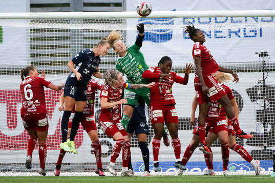 FC Rosengårds Emma Berglund och Piteås målvakt Samantha
