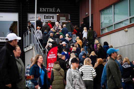Supportrar utanför Bodens Energi Arena