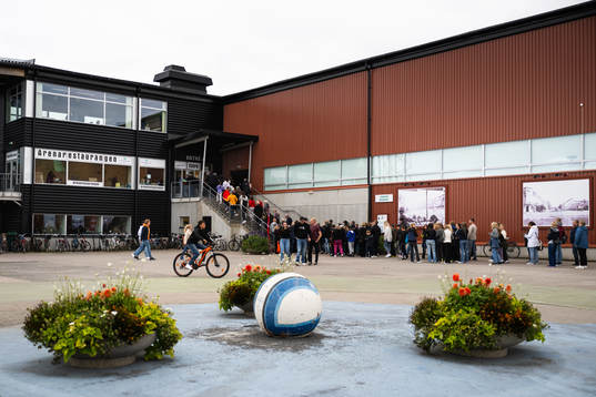 Supportrar utanför Bodens Energi Arena