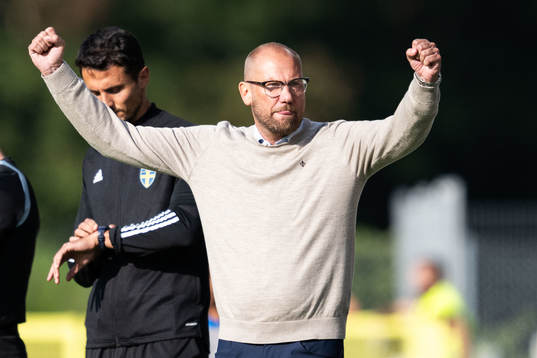 Halmstads tränare Magnus Haglund jublar