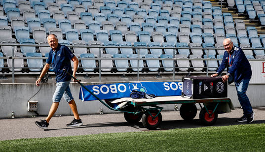 Kalle Eriksson och janne Skullman placerar ut reklam före