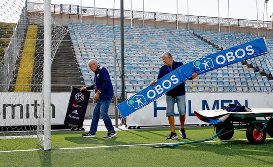 Kalle Eriksson och janne Skullman placerar ut reklam före