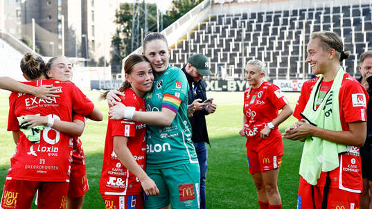 Örebros spelare med målvakt Tove Enblom, Elsa Pelgander