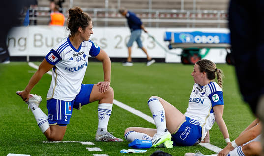 IFK Norrköpings Shannon Woeller och Chelsie Dawber deppar