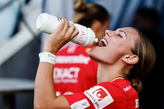 Örebros Maja Bodin bär vit tejp med texten ”Contigo