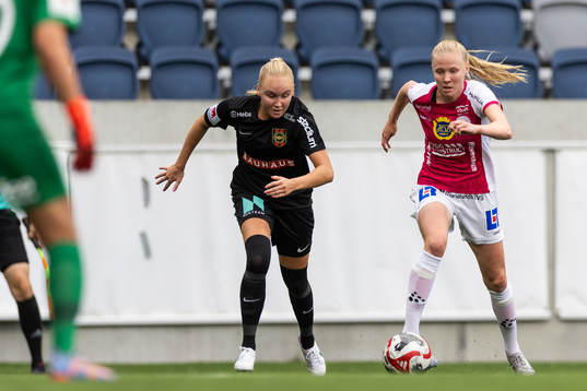 IK Uppsalas Elin Rombing och Brommapojkarnas Wilma Wärulf