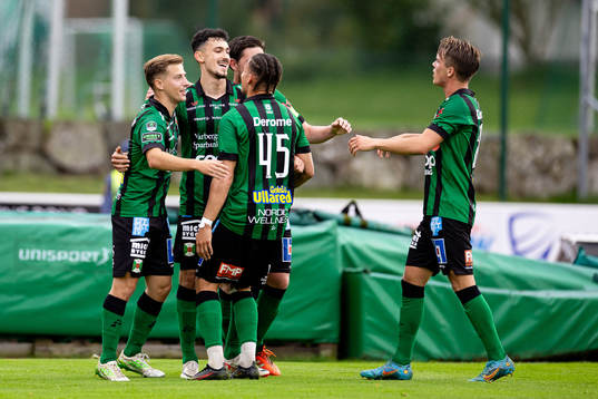 Varbergs Dion Krasniqi jublar med laget