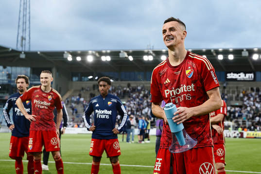 Djurgårdens spelare med Haris Radetinac jublar