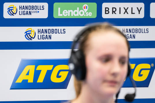 Handbollsligans logotyp syns bakom Aranäs Anna Heed vid en