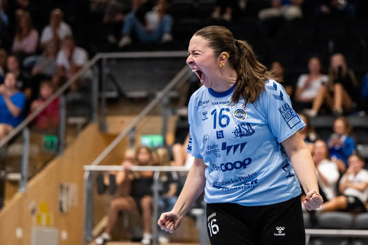 Aranäs målvakt Tilda Espling-Ek jublar