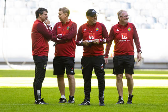 Janne Andersson (center right) head coach of Sweden