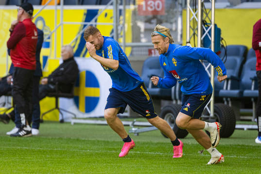 Dejan Kulusevski and Emil Forsberg of Sweden